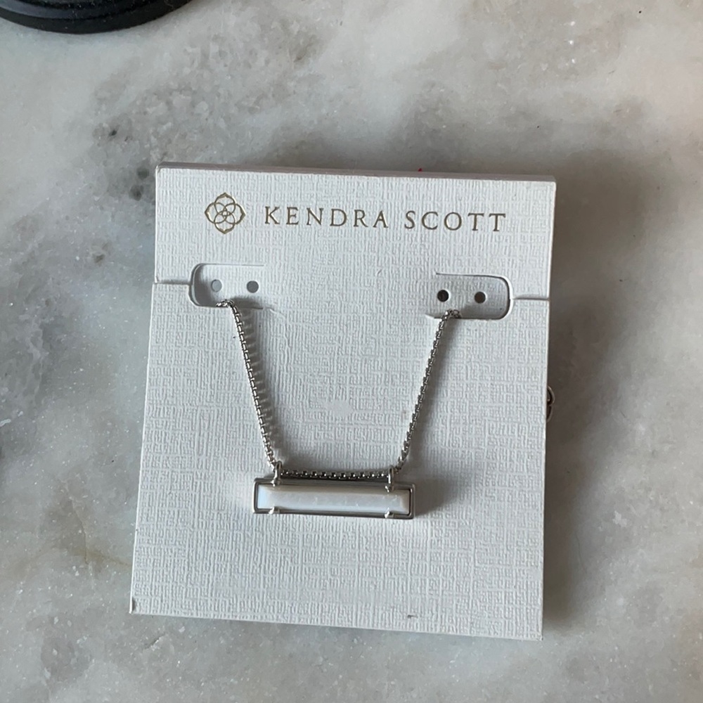 Kendra Scott Leanor necklace in white/silver